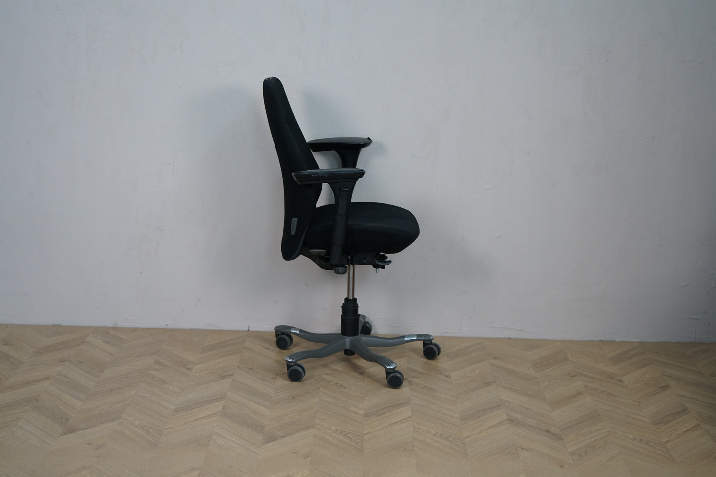 Kinnarps 6000 Free Float ergonomisk kontorstol set fra siden med høj ryg og mørkegråt fodkryds