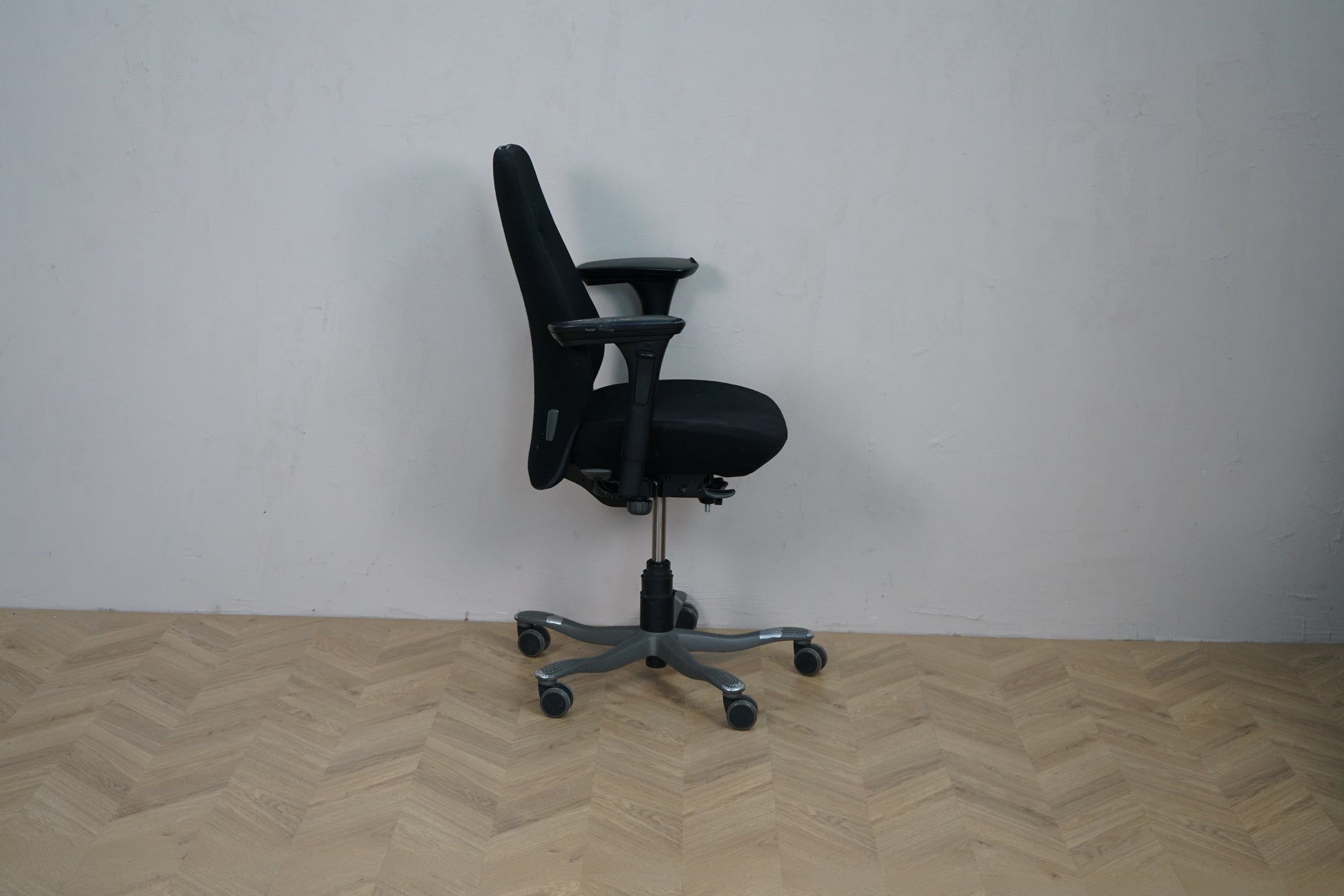 Kinnarps 6000 Free Float ergonomisk kontorstol set fra siden med høj ryg og mørkegråt fodkryds