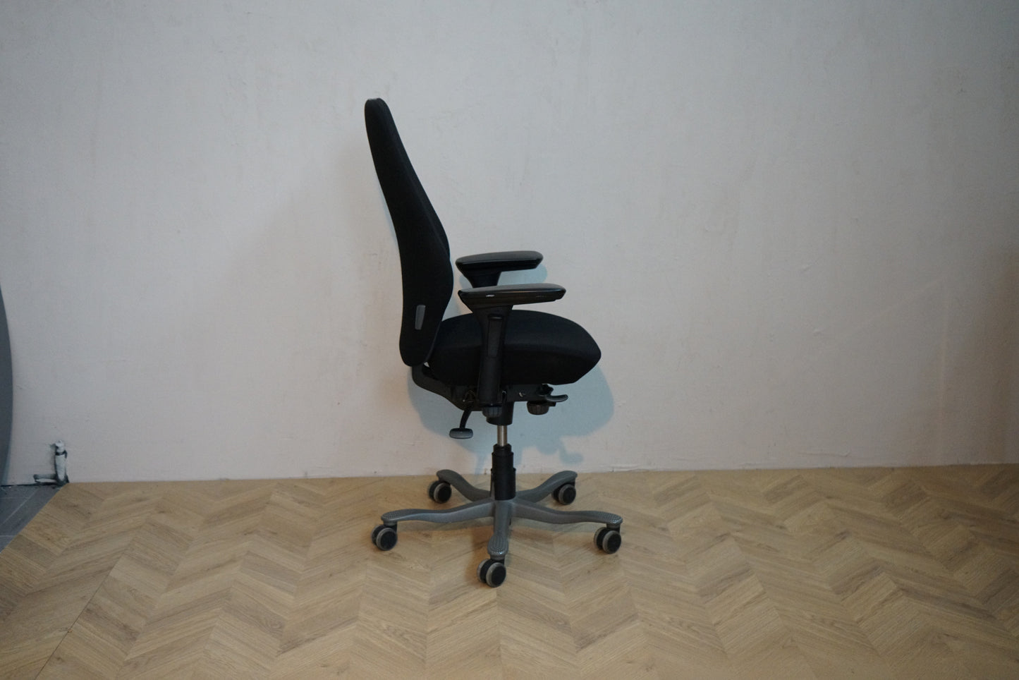 Ergonomisk kontorstol fra Kinnarps med Free Float mekanisme set fra siden