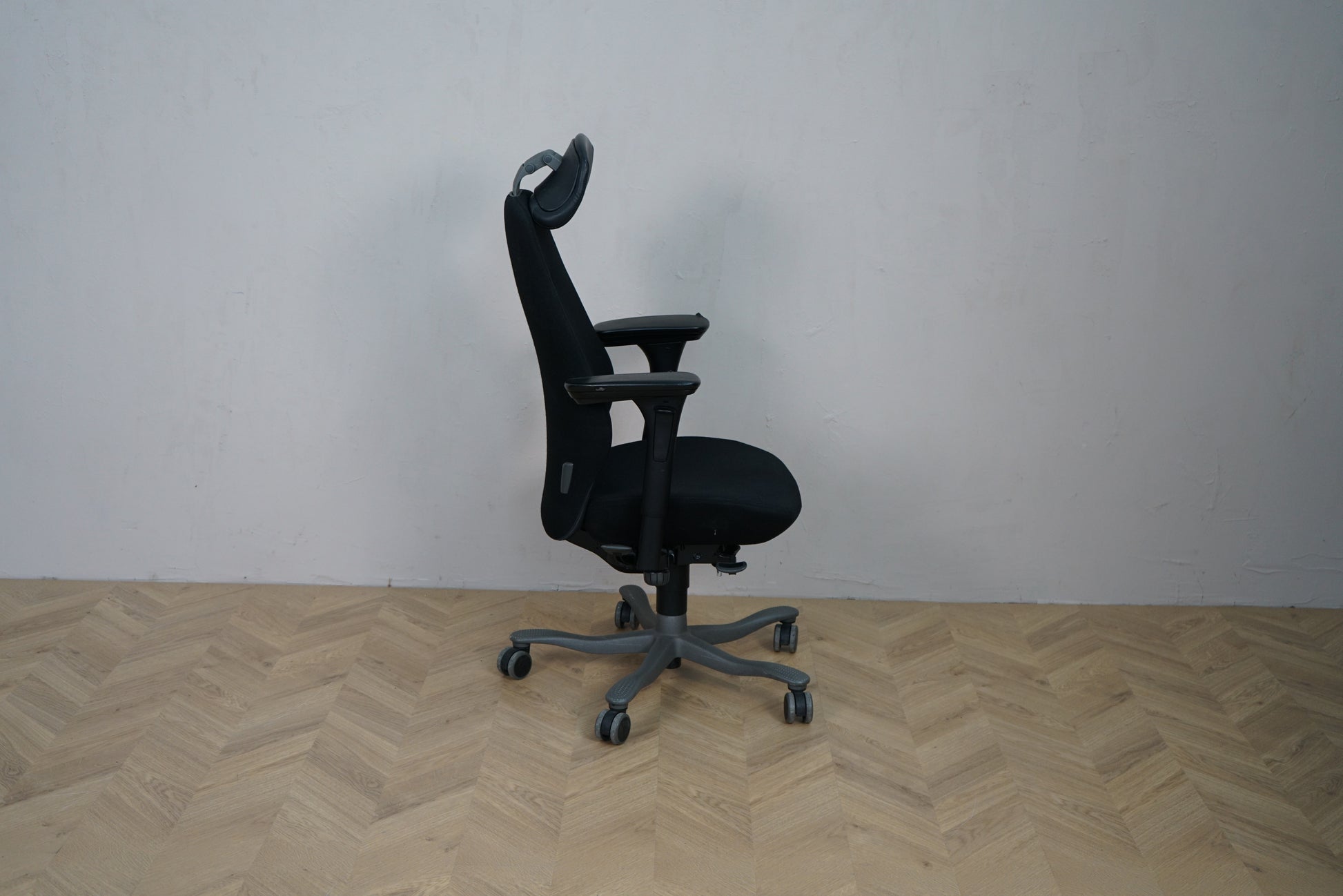 Kinnarps 6000 Free Float ergonomisk kontorstol set fra siden med høj ryg og nakkestøtte