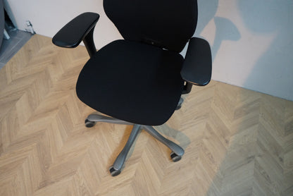 Kinnarps kontorstol med høj ryg og armlæn set ovenfra