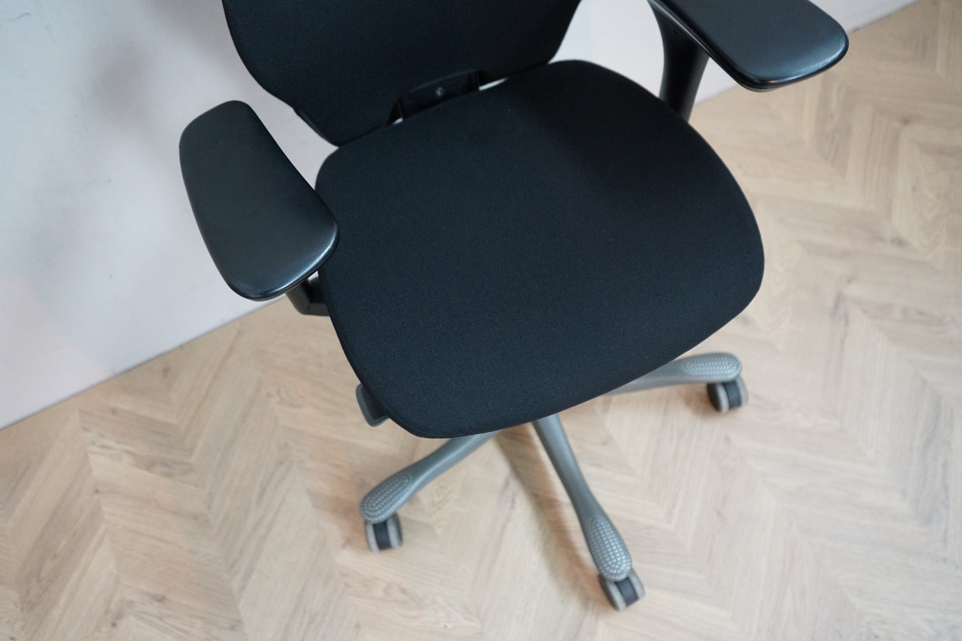 Ergonomisk kontorstol fra Kinnarps med nakkestøtte set ovenfra