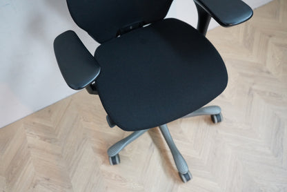 Ergonomisk kontorstol fra Kinnarps med nakkestøtte set ovenfra