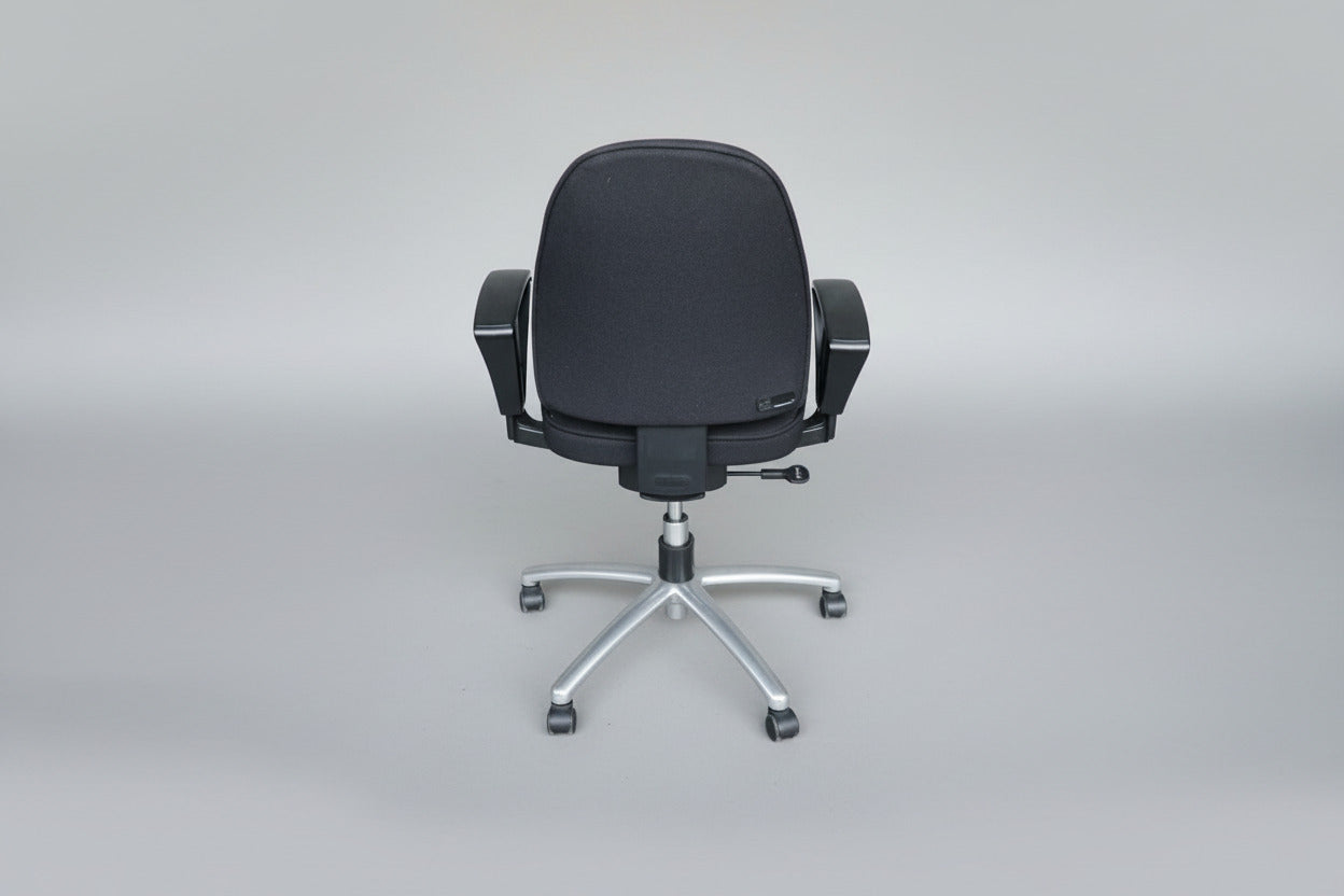 Kinnarps 8000 kontorstol set bagfra med ergonomisk ryglæn og robust konstruktion