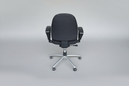 Kinnarps 8000 kontorstol set bagfra med ergonomisk ryglæn og robust konstruktion