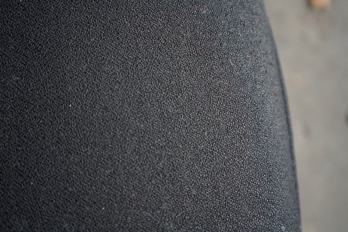 Close-up af Kinnarps 8000 kontorstolens polstring og Synchrone-vipfunktion