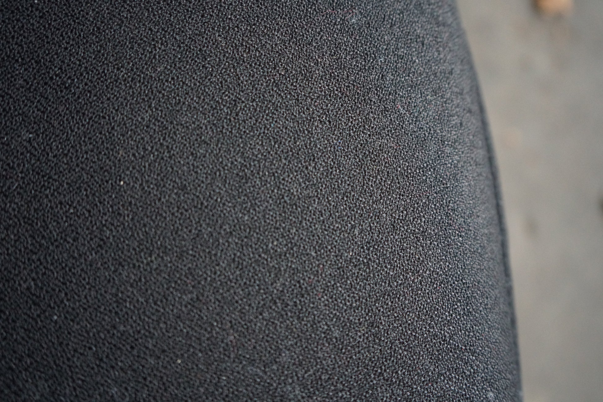 Close-up af Kinnarps 8000 kontorstolens polstring og Synchrone-vipfunktion
