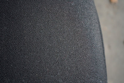 Close-up af Kinnarps 8000 kontorstolens polstring og Synchrone-vipfunktion