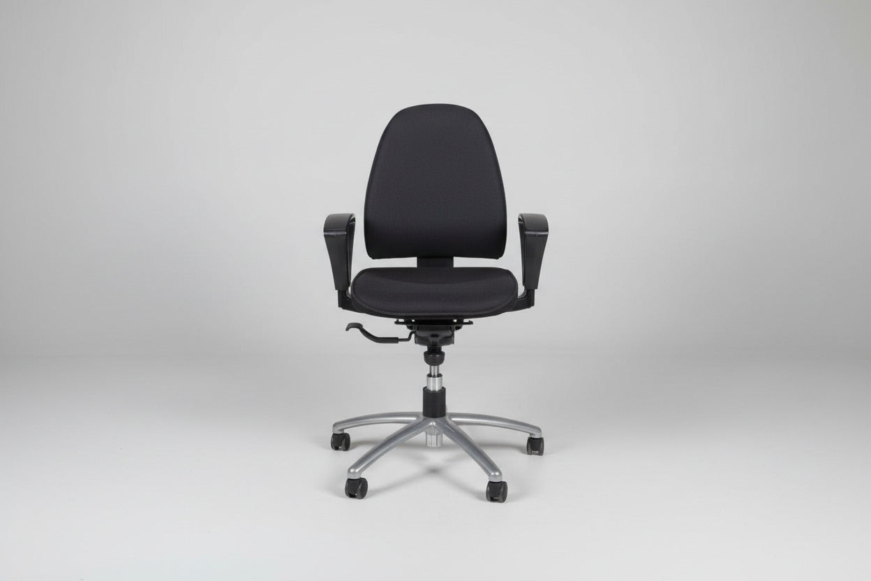 Kinnarps 8000 ergonomisk kontorstol set forfra med justerbare armlæn og høj komfort