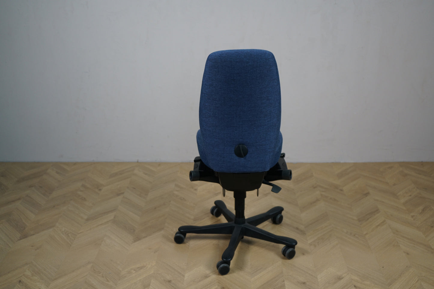 Kinnarps blå kontorstol set bagfra – ergonomisk kontorstol med justerbar rygstøtte