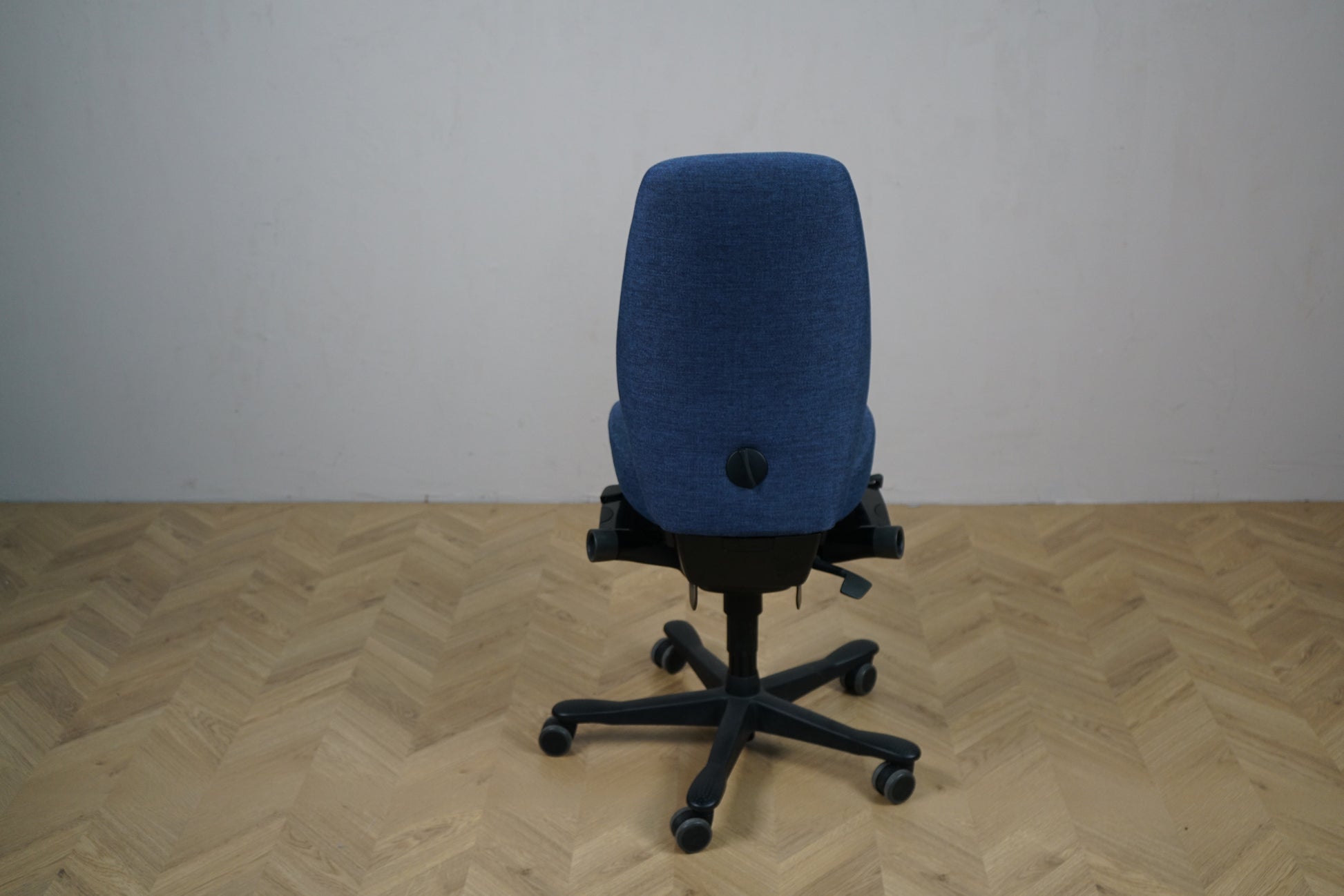 Kinnarps blå kontorstol set bagfra – ergonomisk kontorstol med justerbar rygstøtte