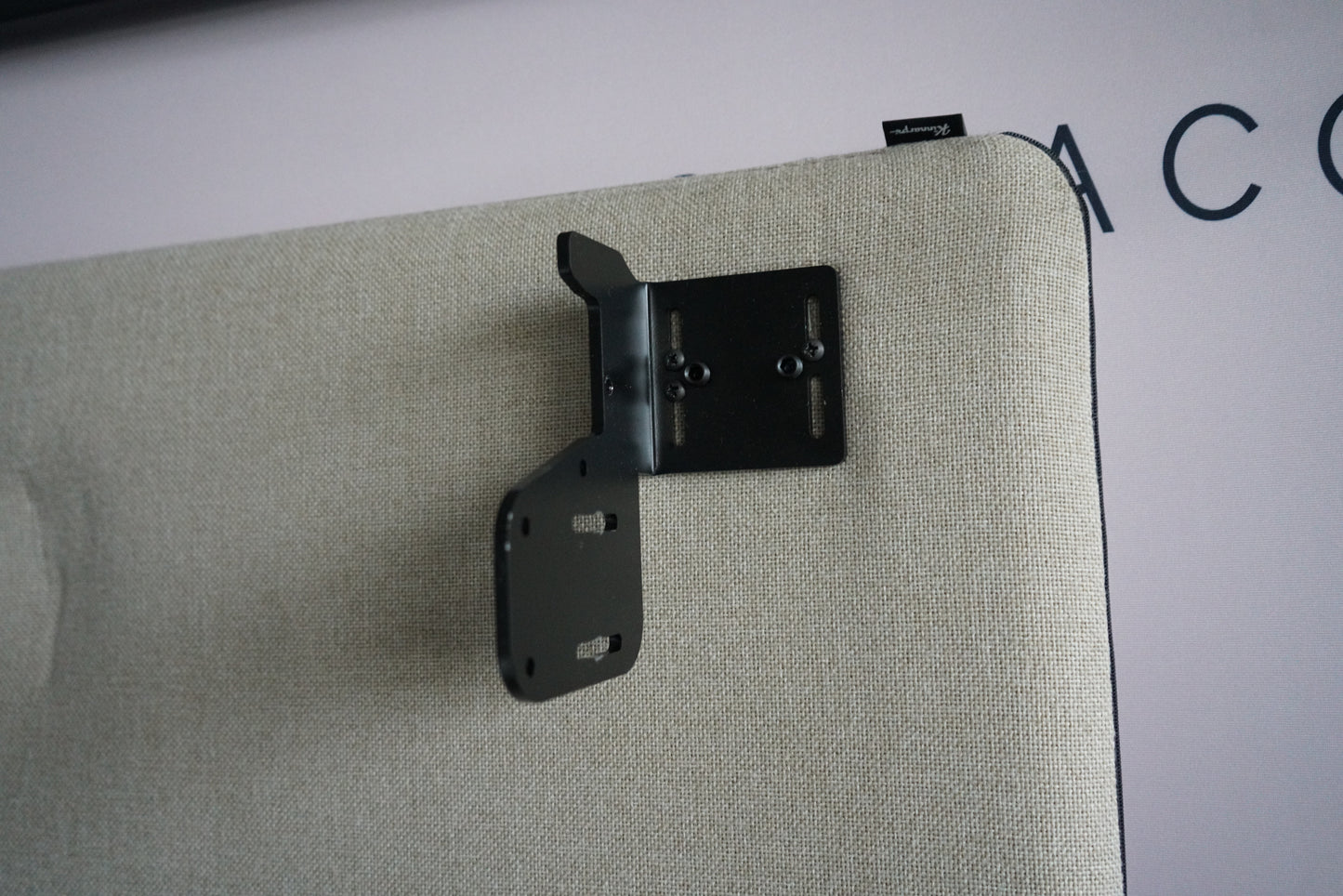 Close-up af beige Kinnarps bordskærm med tekstil og kantdetalje