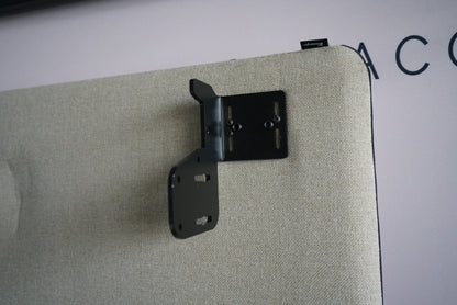 Close-up af beige Kinnarps bordskærm med tekstil og kantdetalje