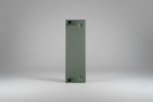 Kinnarps bordskærm til skrivebord 200x65 cm i kaki/grøn set forfra