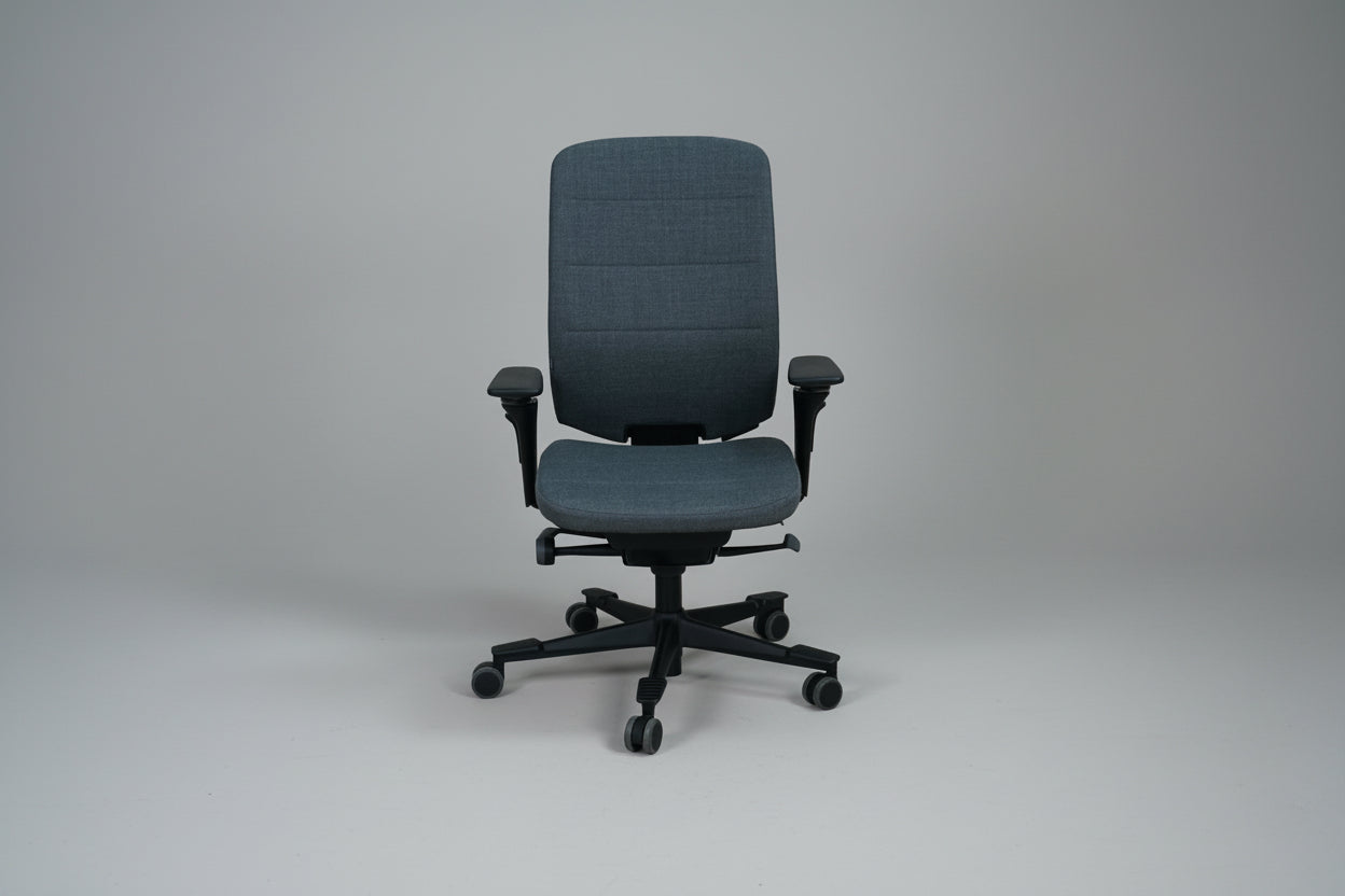 Kinnarps Capella ergonomisk kontorstol i mørkegrå med armlæn og sort fodkryds set forfra