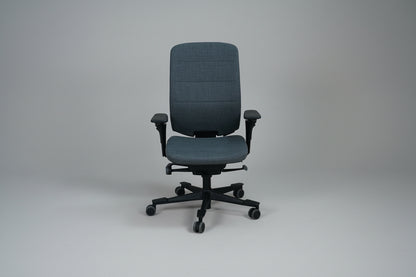 Kinnarps Capella ergonomisk kontorstol i mørkegrå med armlæn og sort fodkryds set forfra