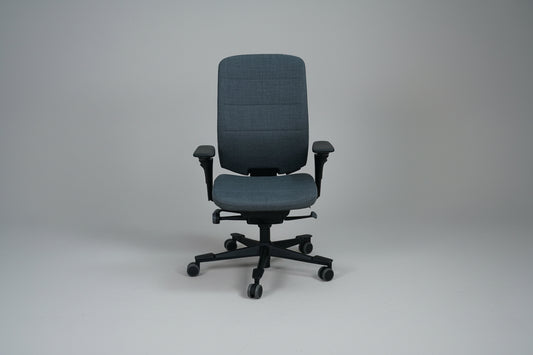 Kinnarps Capella ergonomisk kontorstol i mørkegrå med armlæn og sort fodkryds set forfra