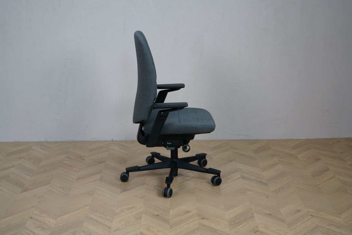 Kinnarps Capella ergonomisk kontorstol i mørkegrå med sort fodkryds set fra siden