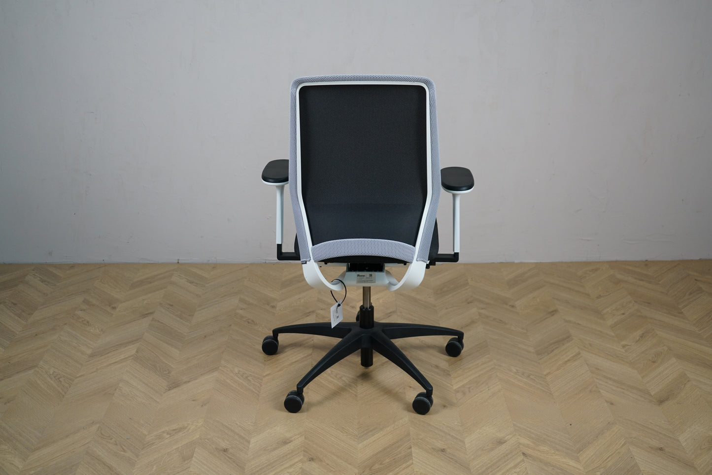 Kinnarps Esencia kontorstol grå/sort set bagfra – ergonomisk kontorstol med ventilerende mesh-ryg
