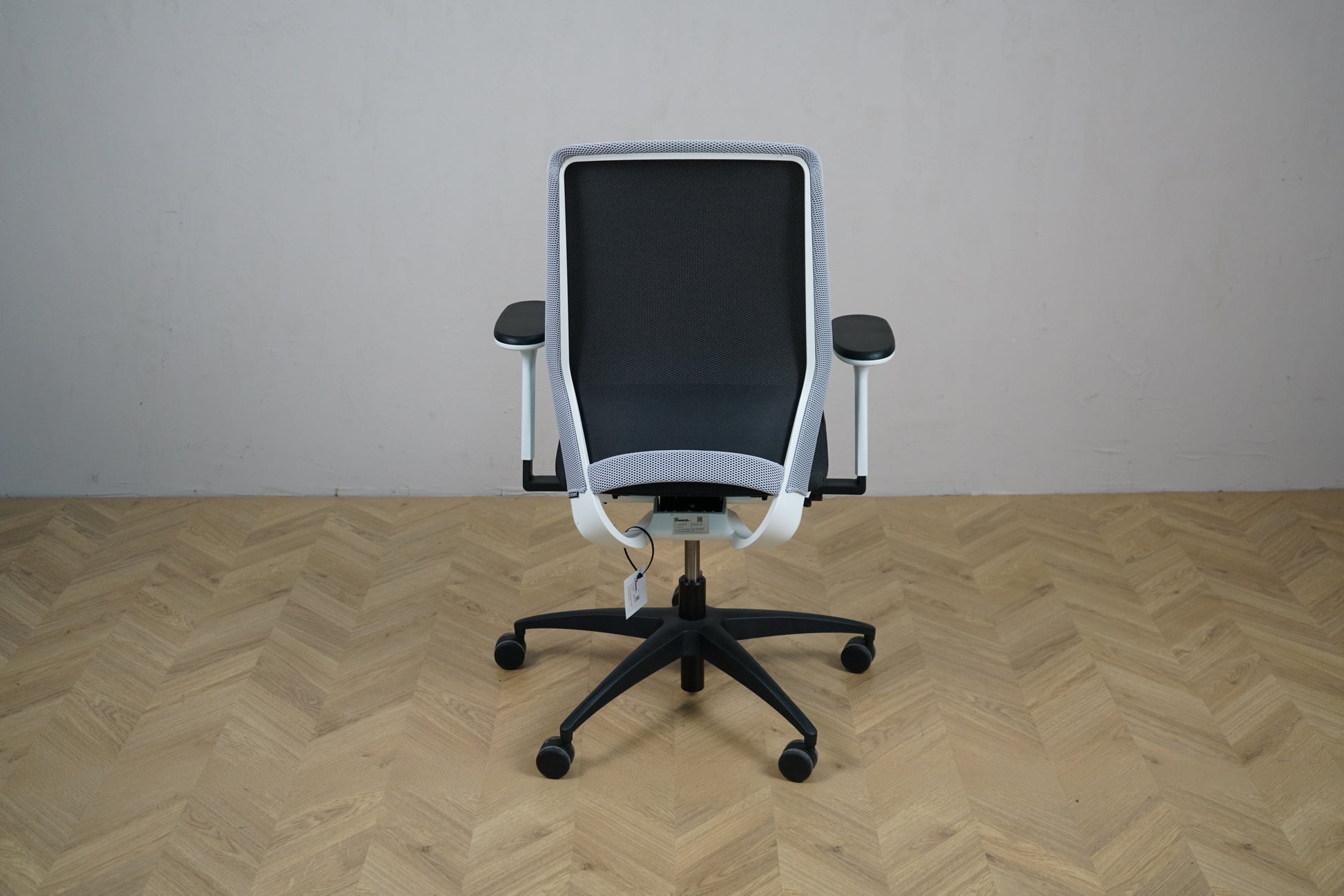 Kinnarps Esencia kontorstol grå/sort set bagfra – ergonomisk kontorstol med ventilerende mesh-ryg