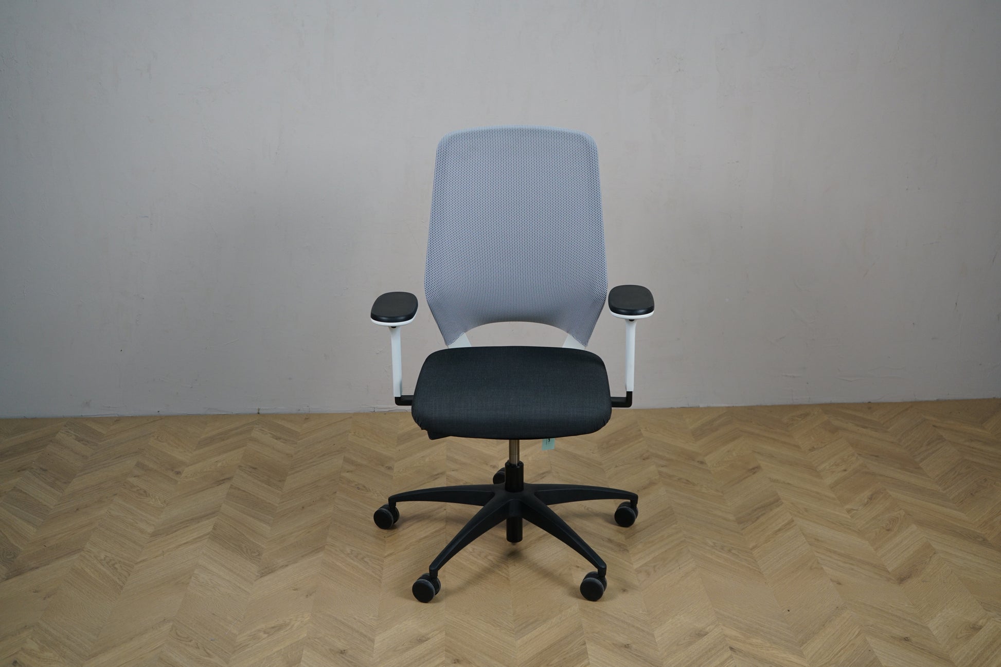 Kinnarps Esencia kontorstol grå/sort set forfra – ergonomisk stol med armlæn og mesh-ryg