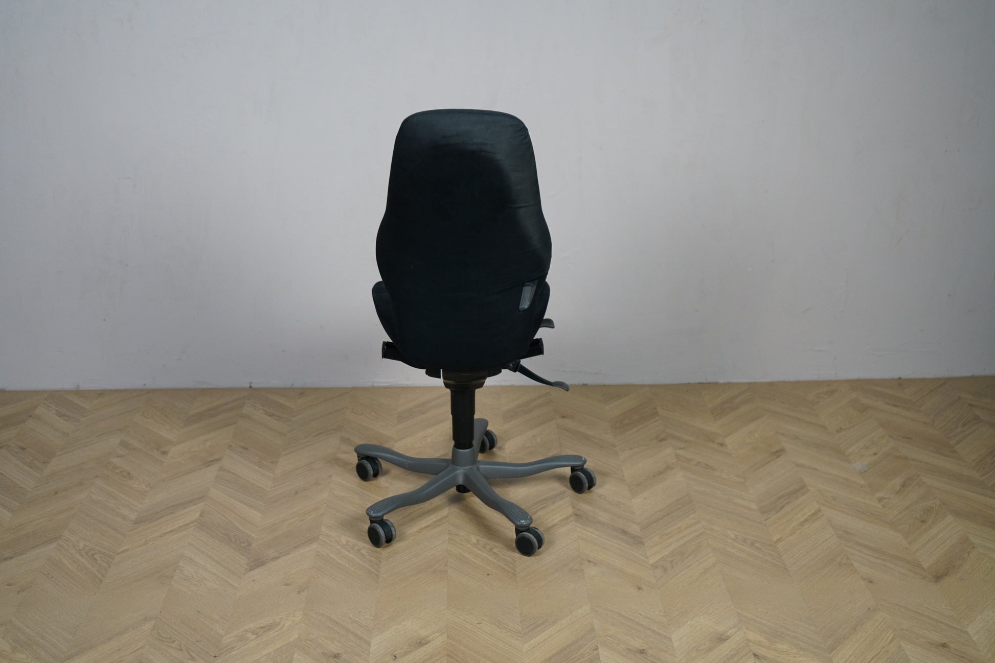 Kinnarps Free Float 6000 ergonomisk kontorstol med høj ryg i sort alcantara set bagfra