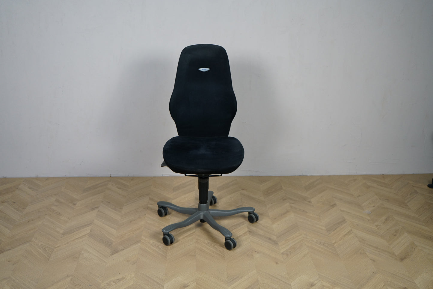 Kinnarps Free Float 6000 ergonomisk kontorstol med høj ryg i sort alcantara set forfra