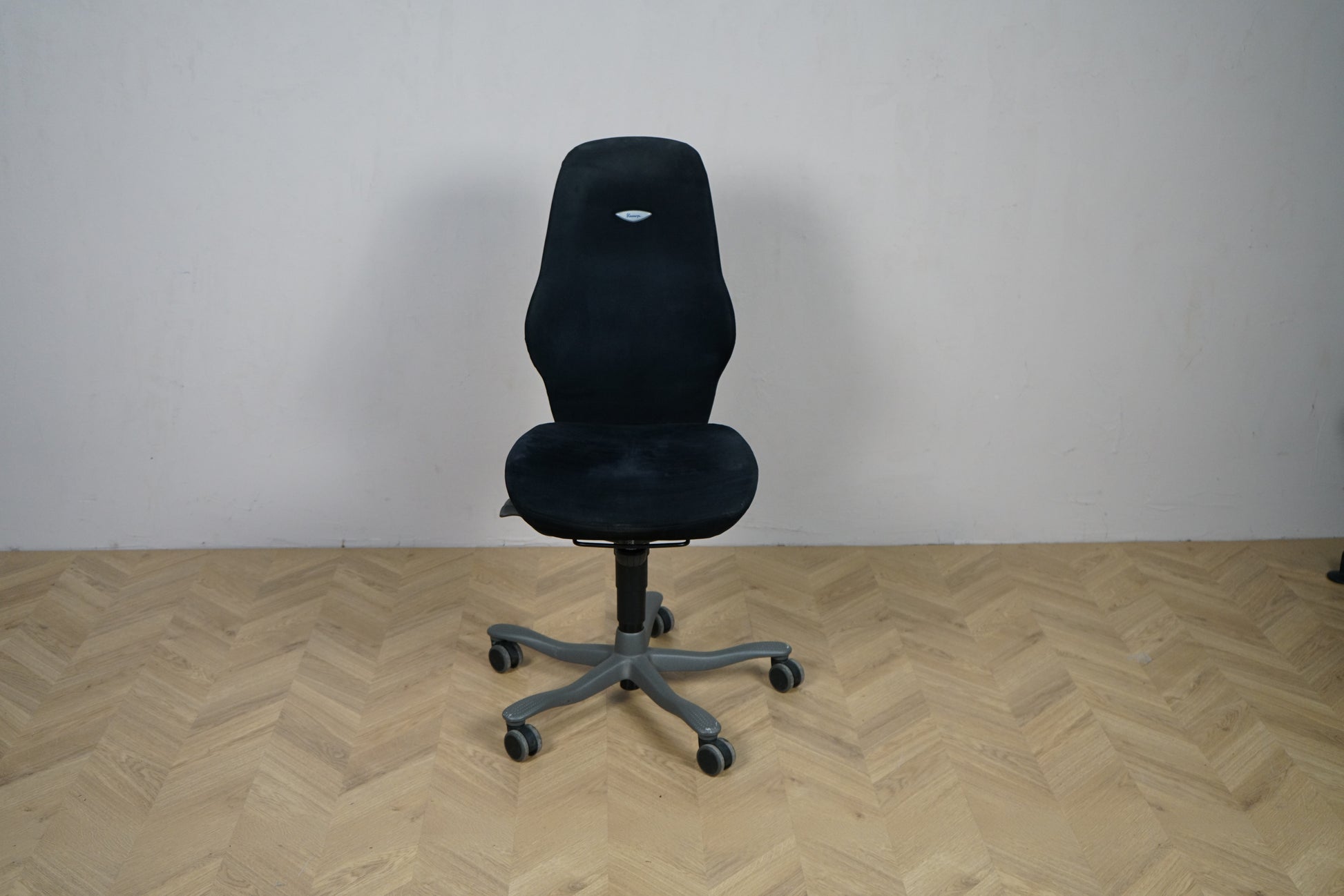 Kinnarps Free Float 6000 ergonomisk kontorstol med høj ryg i sort alcantara set forfra