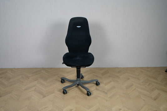 Kinnarps Free Float 6000 ergonomisk kontorstol med høj ryg i sort alcantara set forfra