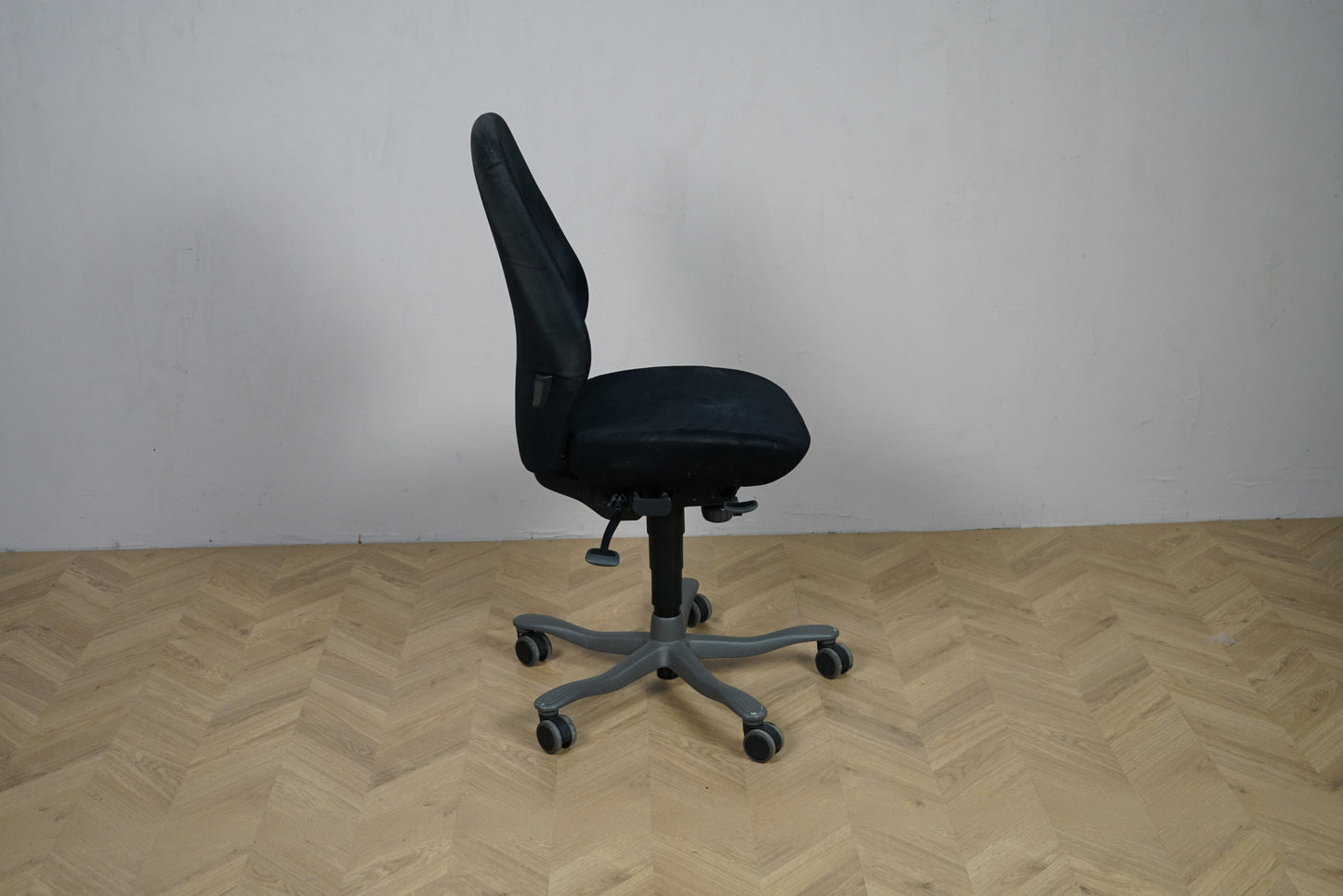 Kinnarps Free Float 6000 kontorstol i sort alcantara med høj ryg set fra siden