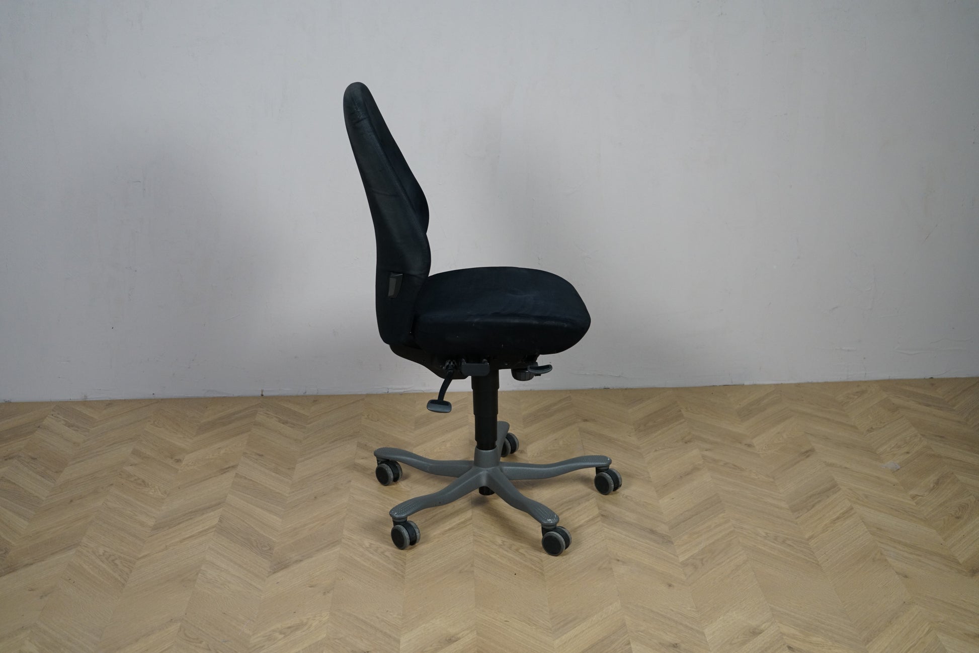 Kinnarps Free Float 6000 kontorstol i sort alcantara med høj ryg set fra siden