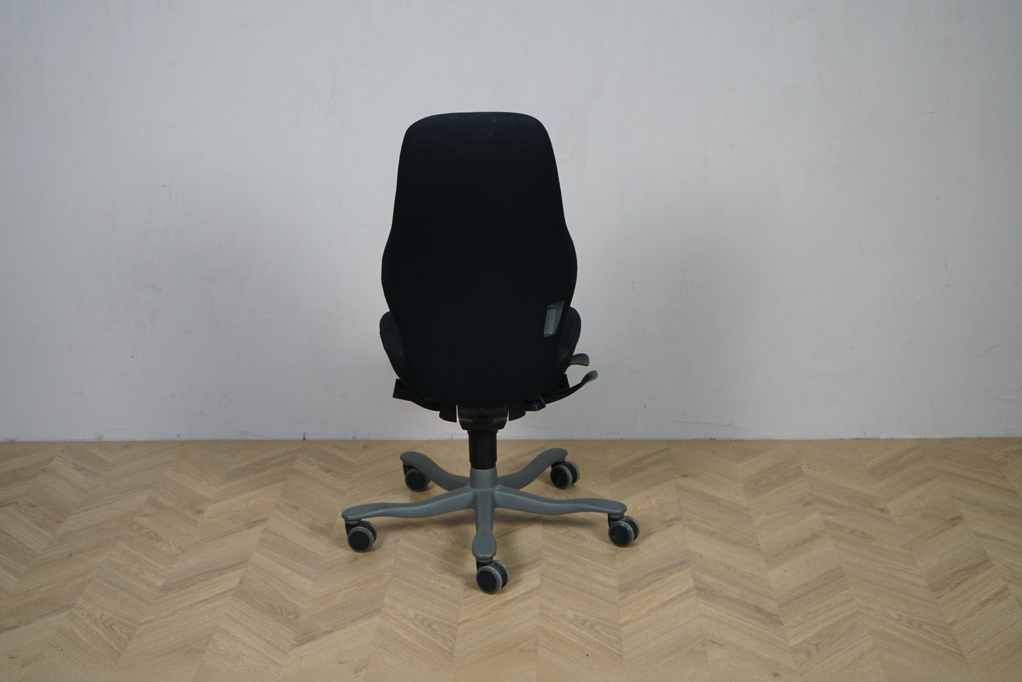 Kinnarps Free Float 6000 ergonomisk kontorstol med høj ryg i sort polstring set bagfra