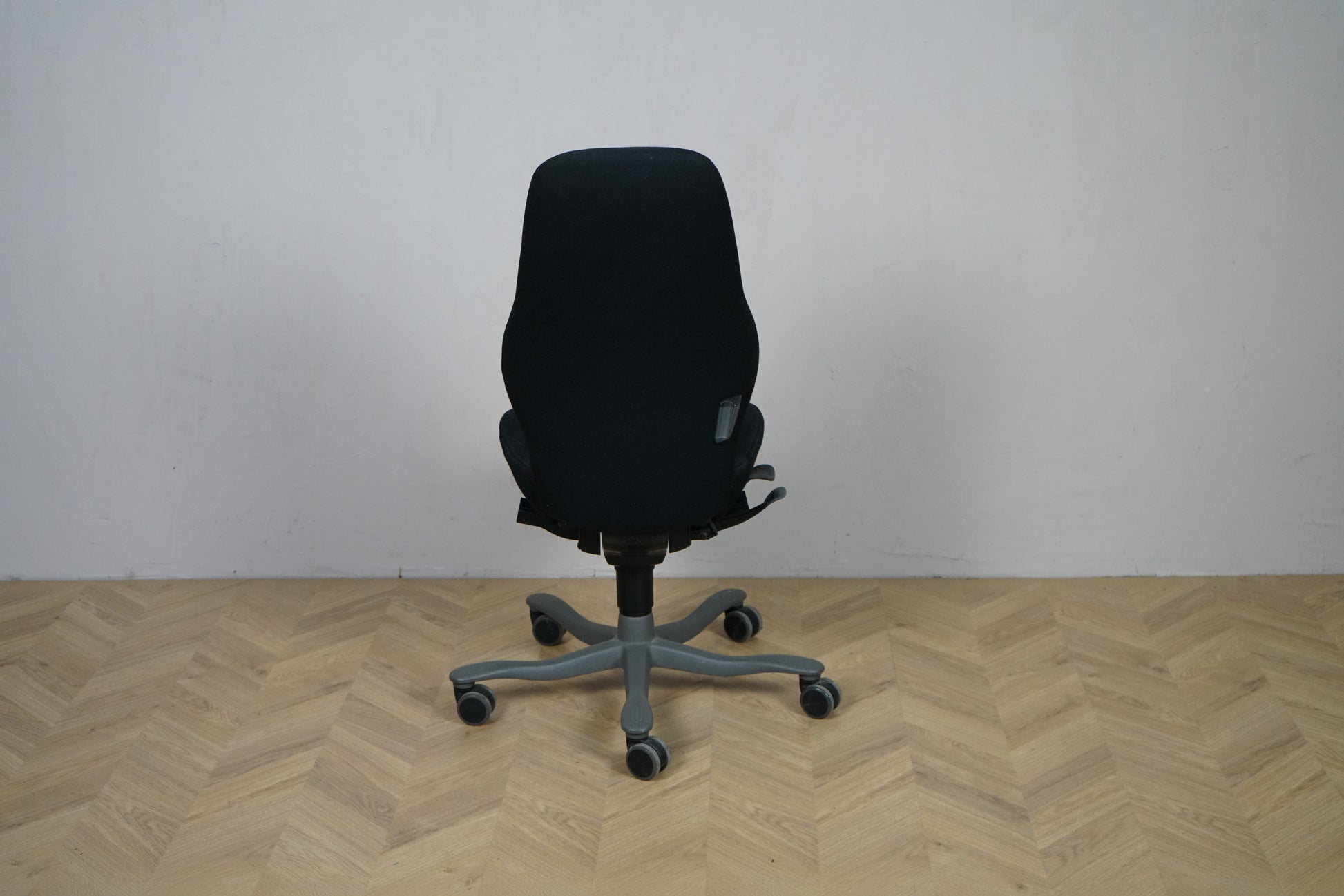 Kinnarps Free Float 6000 ergonomisk kontorstol med høj ryg i sort polstring set bagfra