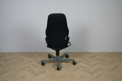 Kinnarps Free Float 6000 ergonomisk kontorstol med høj ryg i sort polstring set bagfra