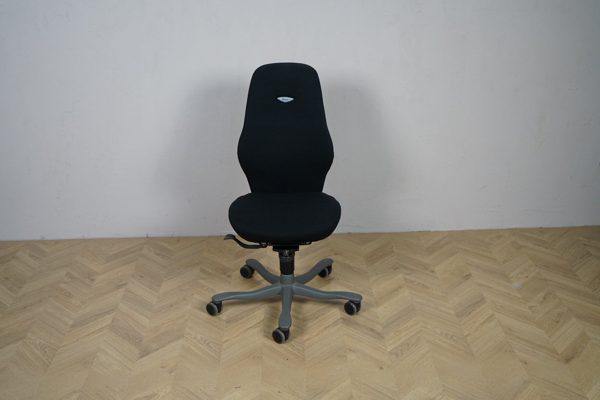 Kinnarps Free Float 6000 ergonomisk kontorstol med høj ryg i sort polstring set forfra