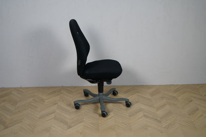 Kinnarps Free Float 6000 kontorstol med høj ryg i sort polstring set fra siden