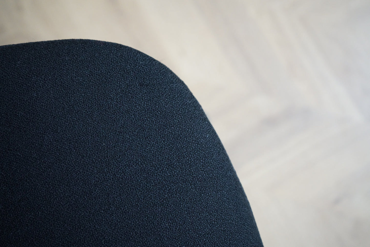 Close-up af sort polstring på Kinnarps Free Float 6000 ergonomisk kontorstol