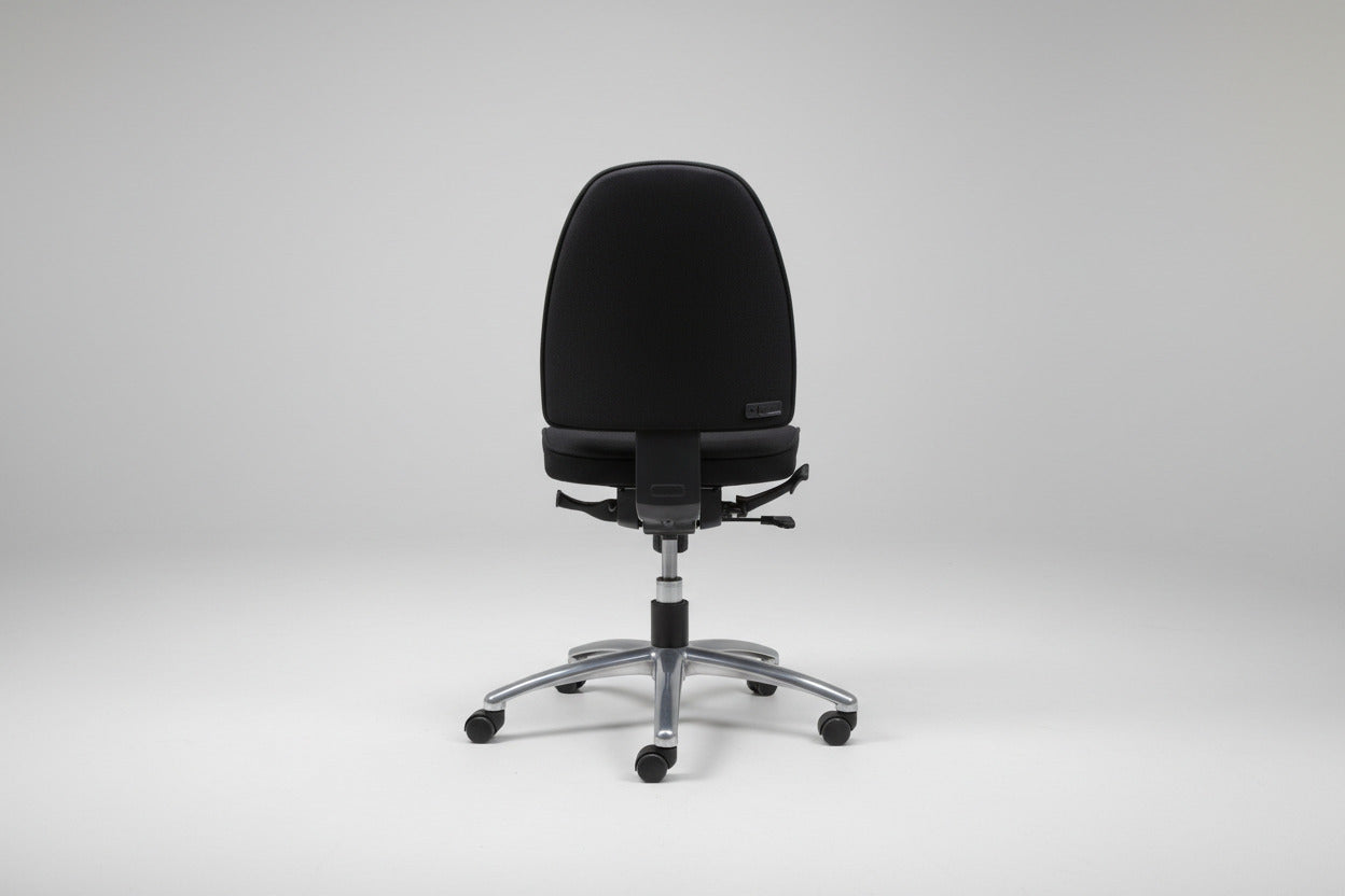 Kinnarps Free Float kontorstol set bagfra med robust konstruktion og ergonomisk rygdesign.