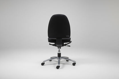 Kinnarps Free Float kontorstol set bagfra med robust konstruktion og ergonomisk rygdesign.