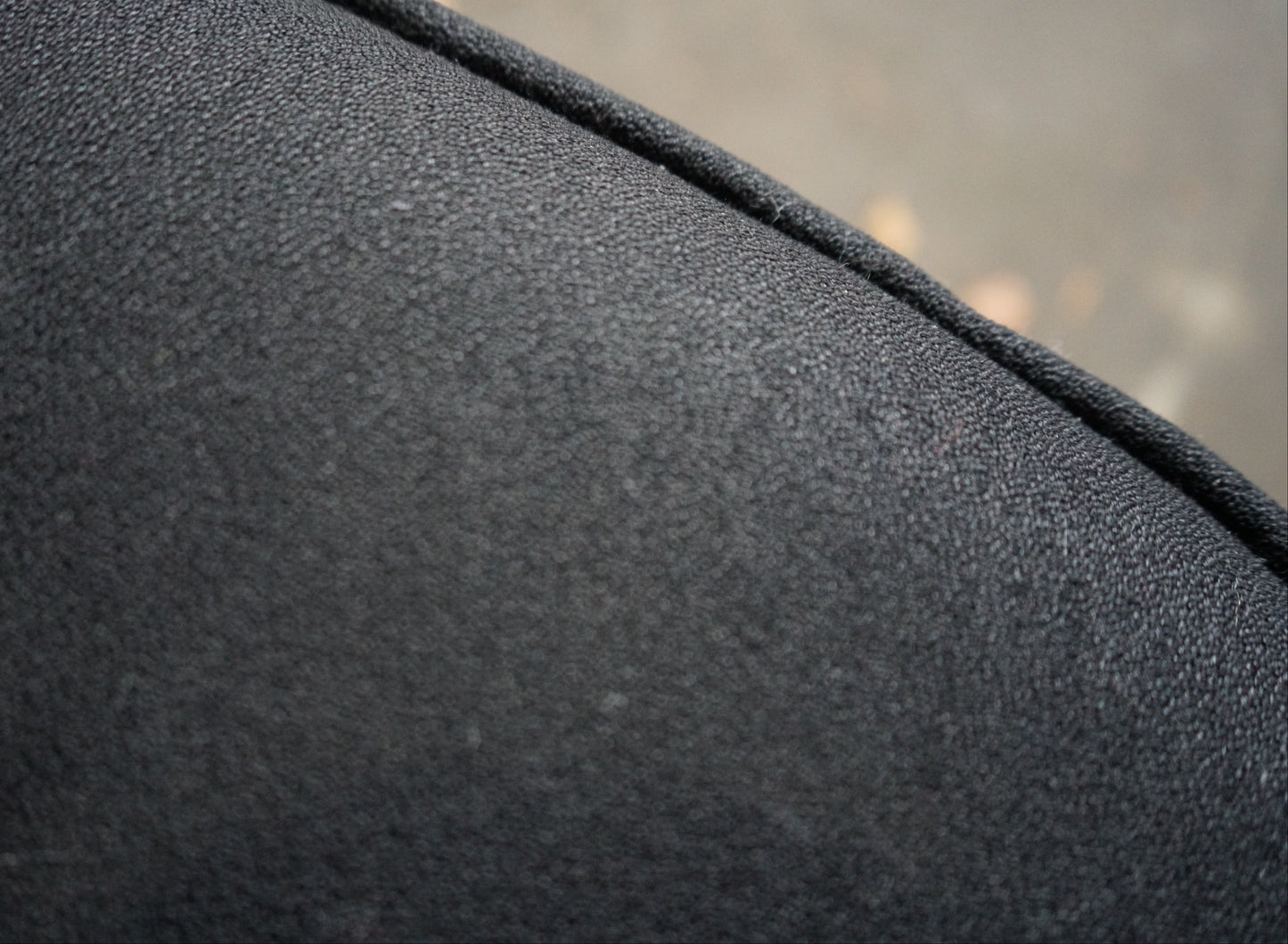 Close-up af polstring og betjeningsdetaljer på Kinnarps Free Float kontorstol med ergonomiske funktioner.