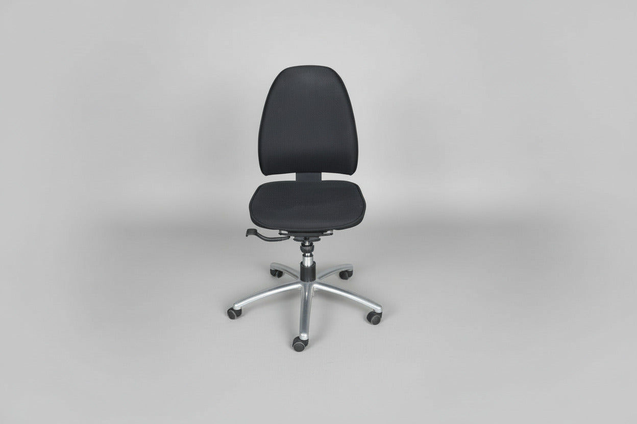 Kinnarps Free Float ergonomisk kontorstol set forfra med justerbare funktioner og høj komfort.