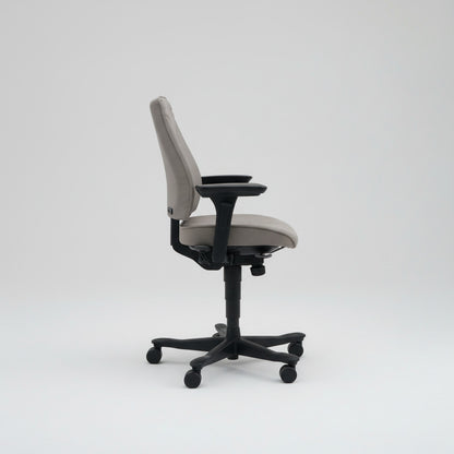 Kinnarps FreeFloat 6140 beige kontorstol med armlæn set fra siden