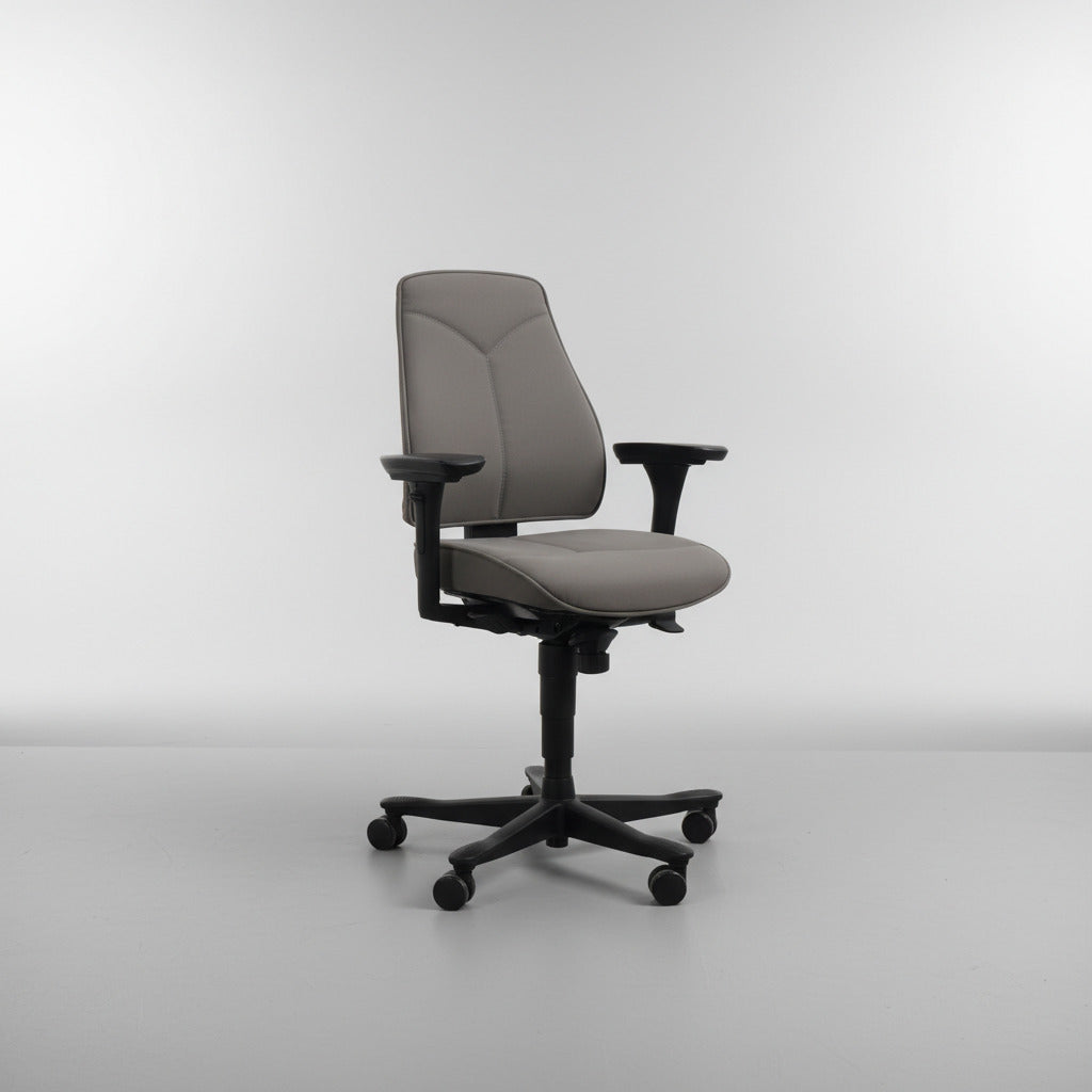 Kinnarps FreeFloat 6140 beige kontorstol med sorte armlæn set skråt
