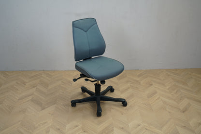 Kinnarps FreeFloat 6230 kontorstol i grå Xtreme set fra skrå vinkel – ergonomisk design.
