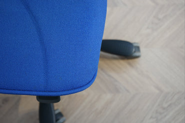 Close up af Kinnarps Freefloat 6240 kontorstol med blåt betræk og ergonomiske detaljer