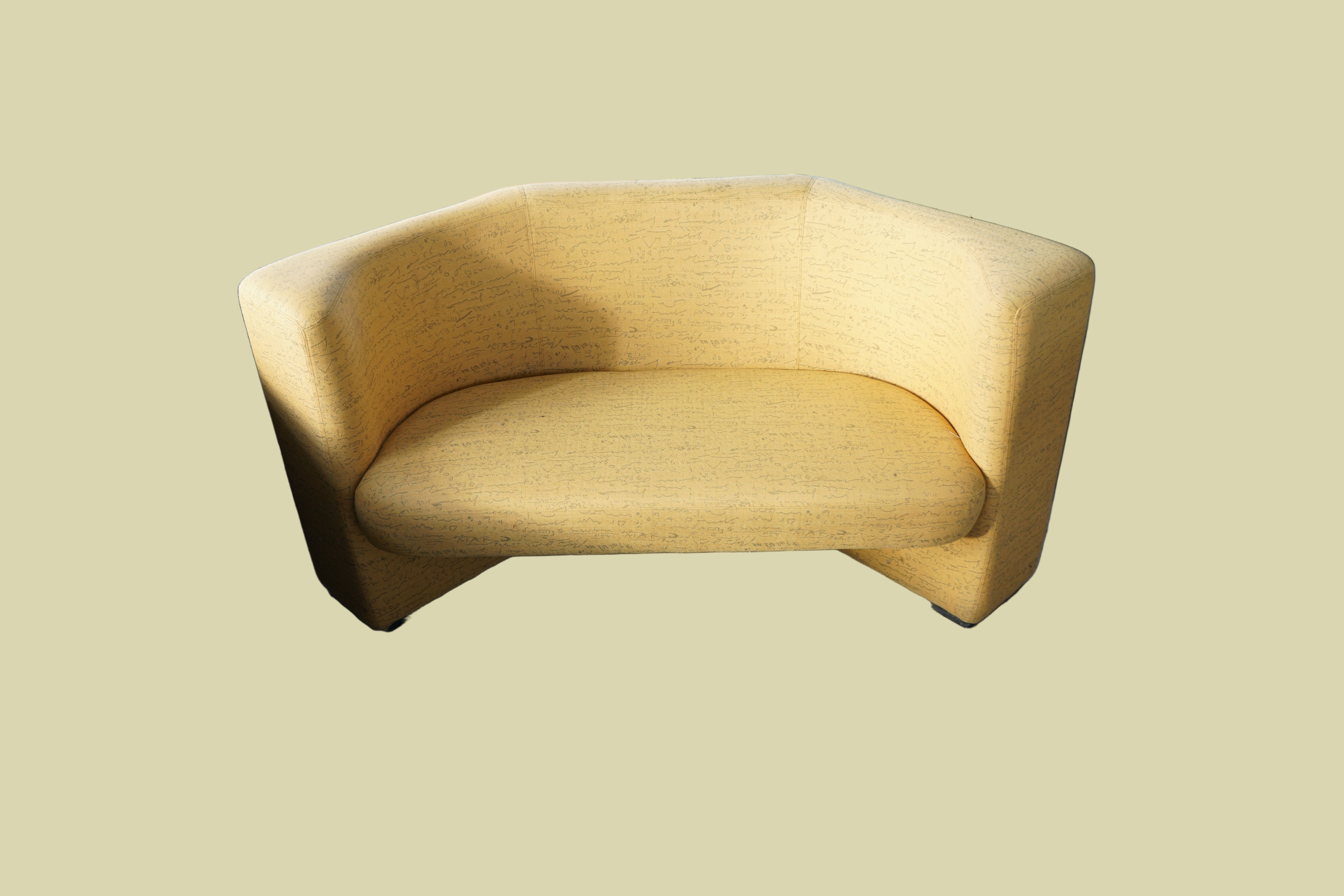 Kinnarps gul sofa med afrundet design og struktureret møbelstof, set forfra.