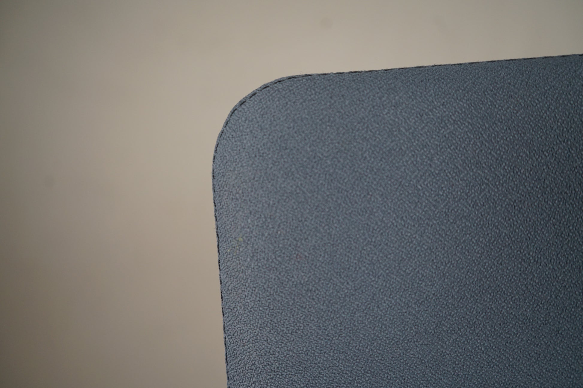 Detalje af Kinnarps gulvskærm 163x80 cm – antracitgrå tekstil og afrundet kant