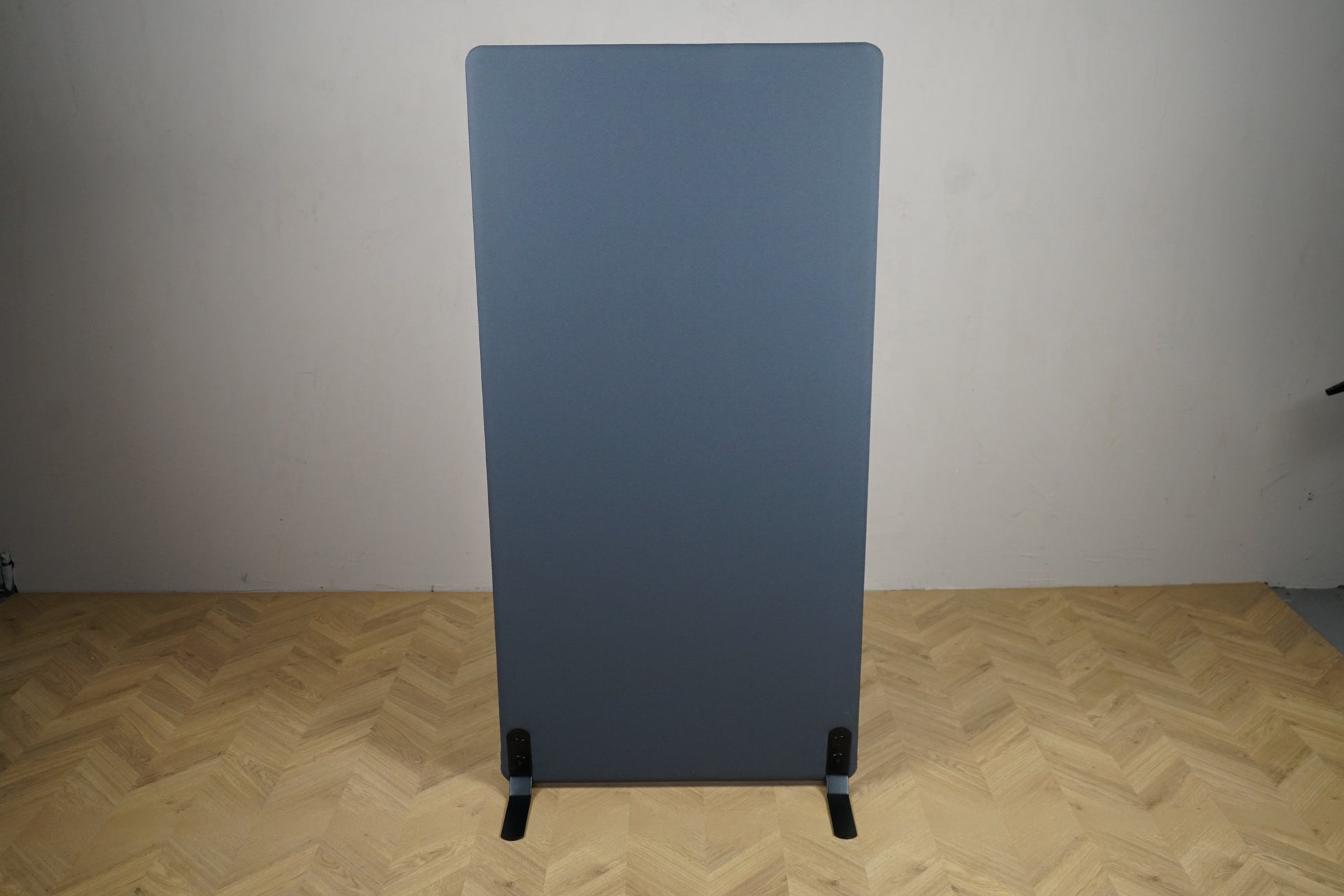 Kinnarps gulvskærm 163x80 cm i antracitgrå – lydabsorberende afskærmning set forfra