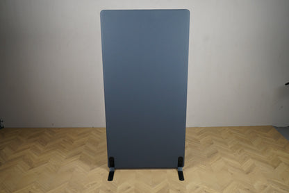 Kinnarps gulvskærm 163x80 cm i antracitgrå – lydabsorberende afskærmning set forfra