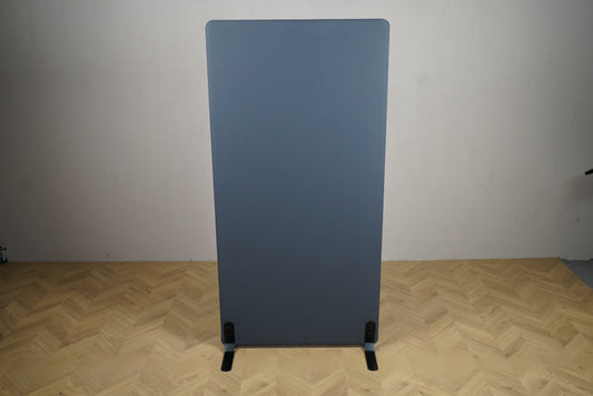 Kinnarps gulvskærm 163x80 cm i antracitgrå – lydabsorberende afskærmning set forfra